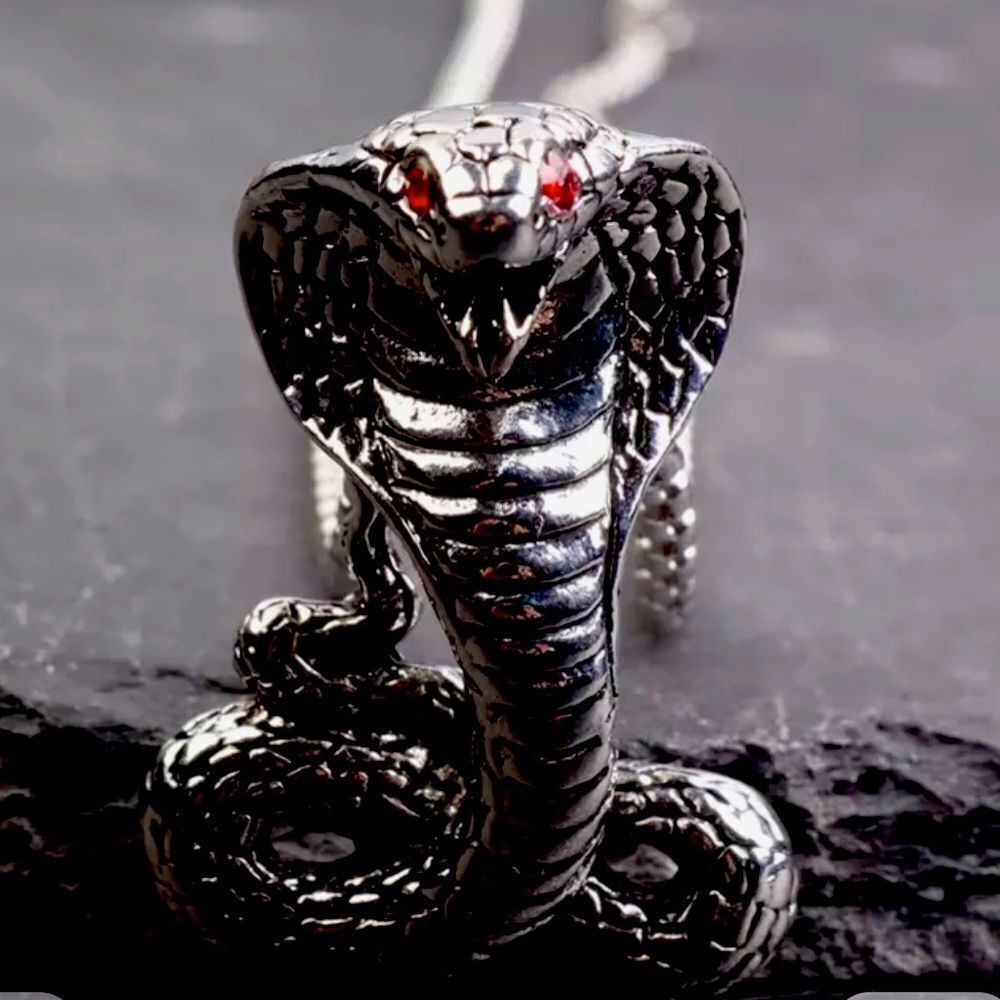 RED EYED COBRA PENDANT‎